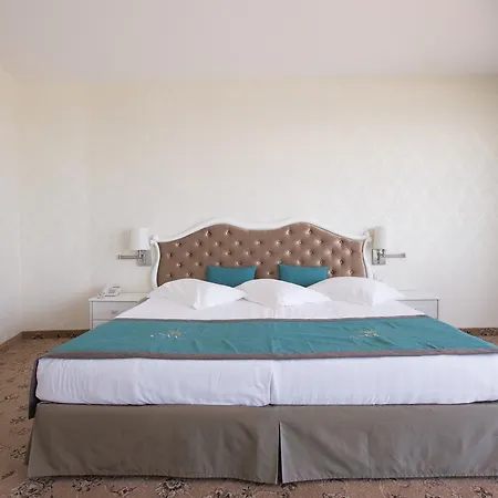 מלון Marina Grand